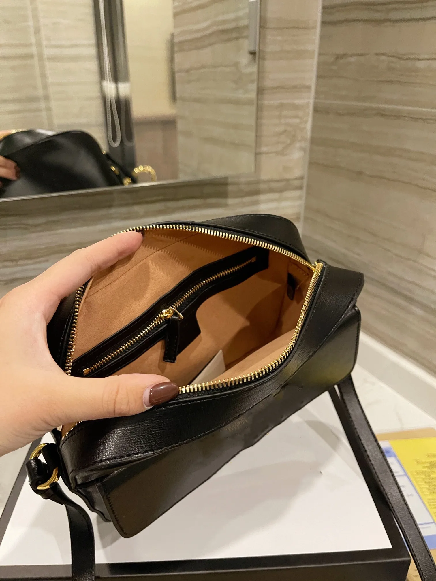 

New product recommendation Fashion large-capacity leather shoulder messenger bag solid color small square bag camera bag
