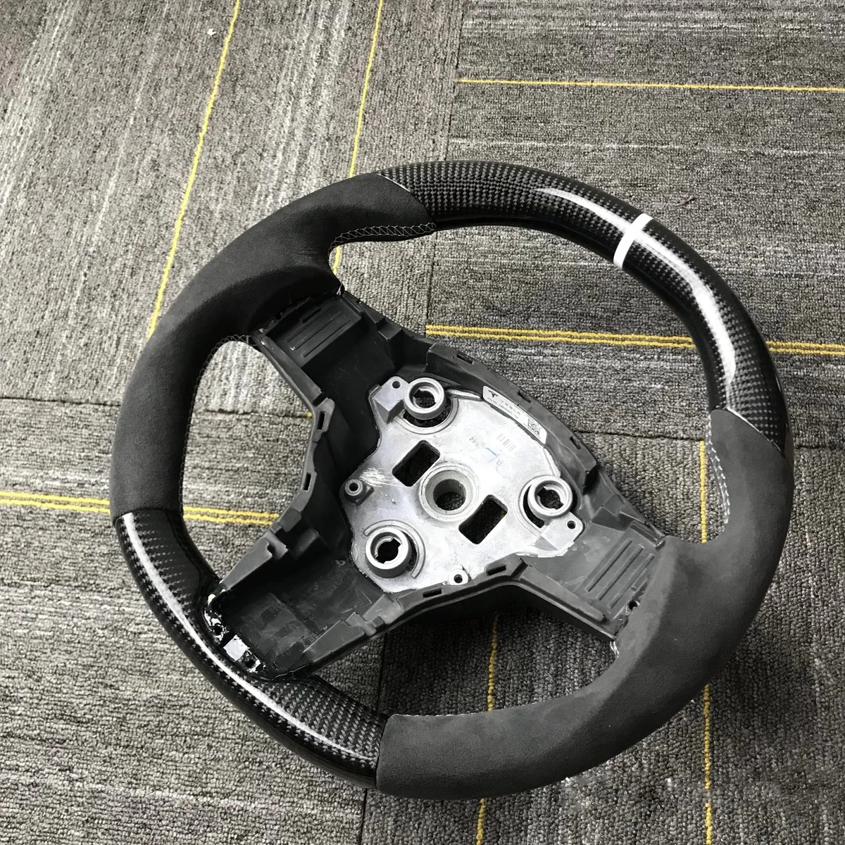 Дешево Сменное черное рулевое колесо из углеродного волокна для Tesla Model 3 2017-2020, модель Y, автомобильные аксессуары, стильная накладка на заказ Цена Сменное черное рулевое колесо из углеродного волокна для Tesla Model 3 2017-2020, модель Y, автомобильные аксессуары, стильная накладка на заказ
