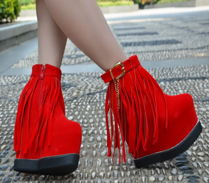 Ботинки женские замшевые черные на танкетке с бахромой для весны 2020 | Обувь