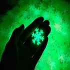 50 шт. в темноте светящиеся снежинки украшения для окон флуоресцентная лампа пластиковые наклейки рождественские украшения для детской спальни