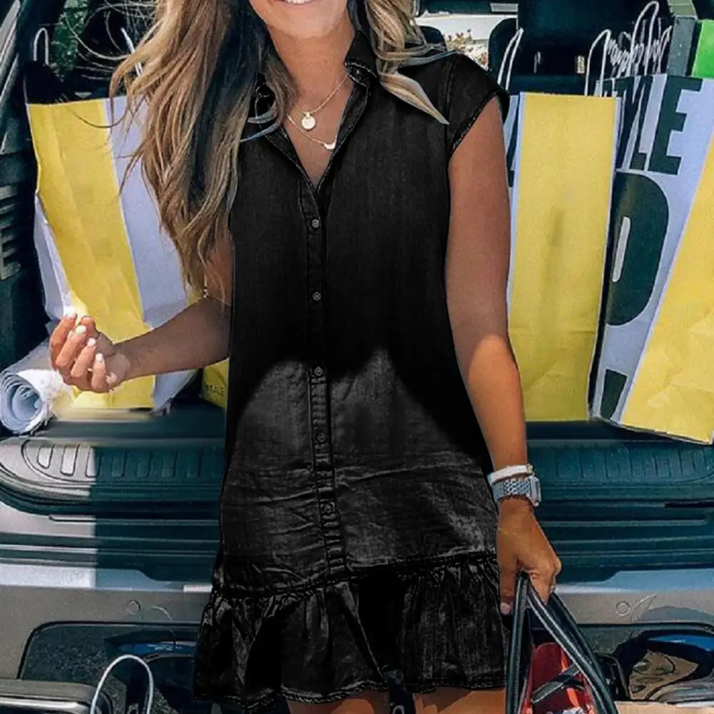 Женское платье без рукавов с оборками на подоле однобортное однотонное