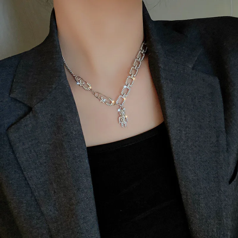 

Fashion Design Diamond Inlaid Butterfly Pin Bear Pendant Necklace Necklaces for Women Personalized Necklaces