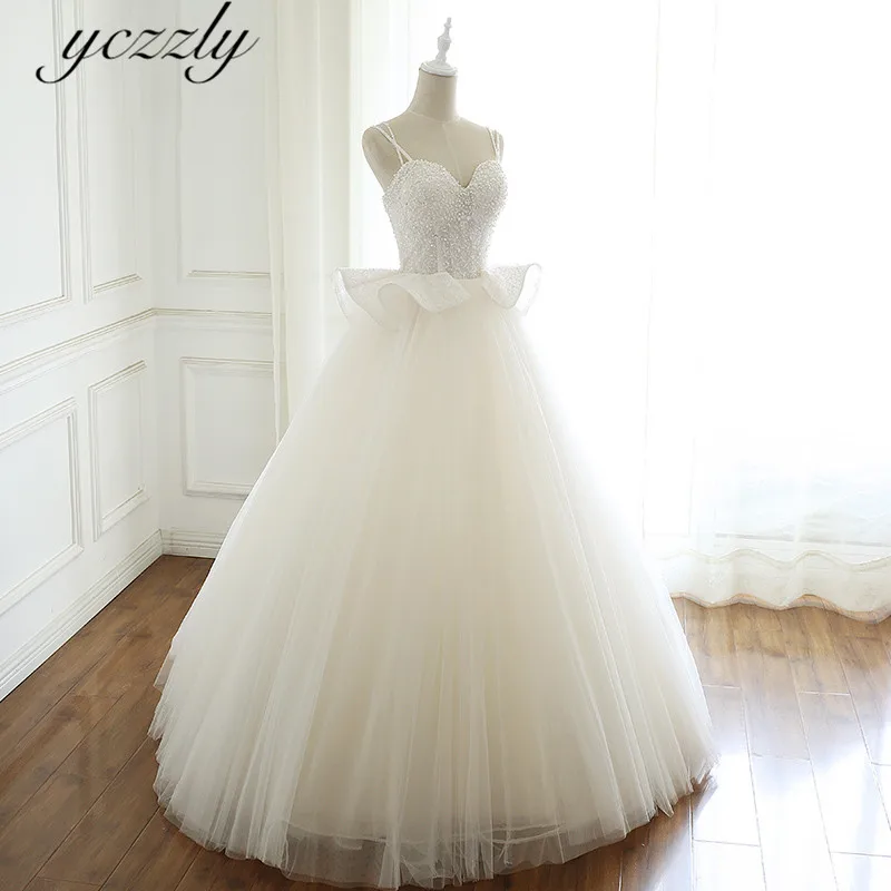 Роскошное бальное платье на тонких бретельках кружевное свадебное с жемчугом и