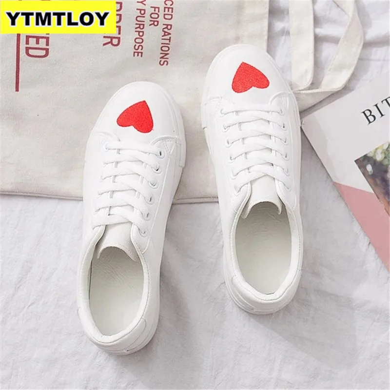 Женские кроссовки из ПУ кожи белые однотонные на шнуровке повседневные для весны