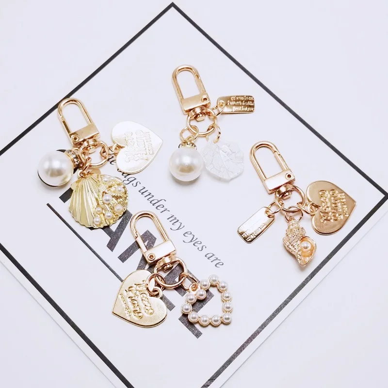 

2021 Miss New Pearl Shell Keychain Creative Small Gifts Ins Metal Love Pearl Small Pendant Airpods Pendant Wholesale