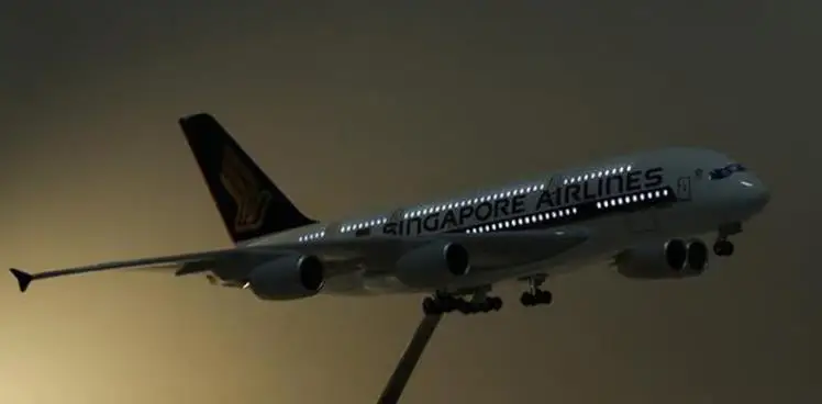with light 1: 160 весы 45 см модель самолета Аэробус авиакомпании Сингапура A380 модель с светильник колеса смолы Пластик самолет для сбора подарок - Color: with light