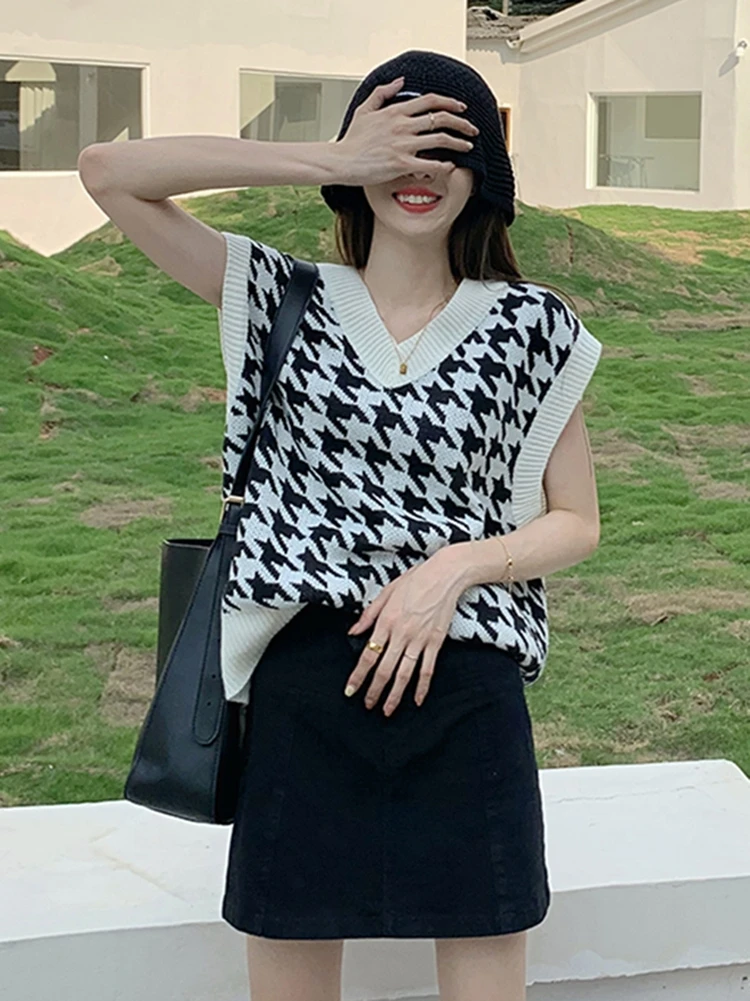 

Spring and Autumn Korean version 2021 new loose temperament contrast color houndstooth V-neck fashion stacking sleeveless vest