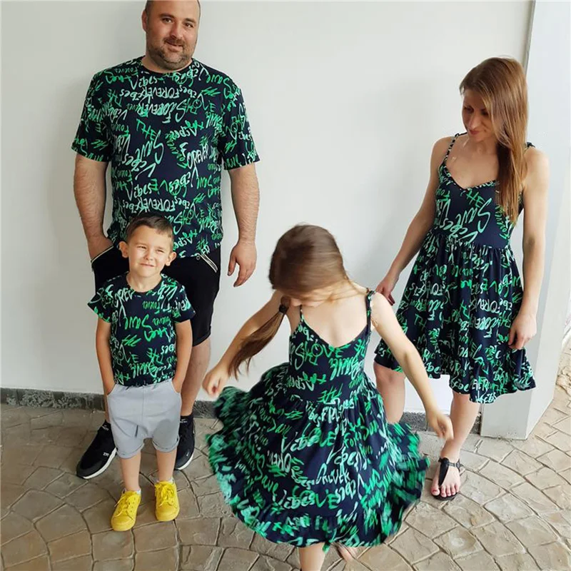 2021 одинаковая семейная одежда с принтом алфавита граффити семейный образ платье