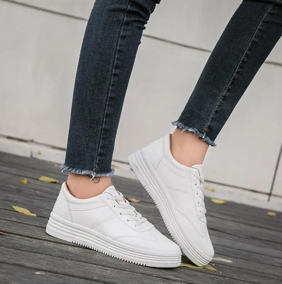 Модные белые кожаные женские кроссовки на массивной подошве женская спортивная