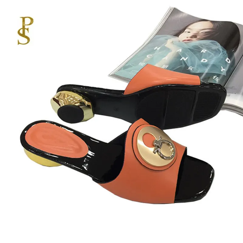 Женские шлепанцы на низком каблуке стильные с металлическими пуговицами для