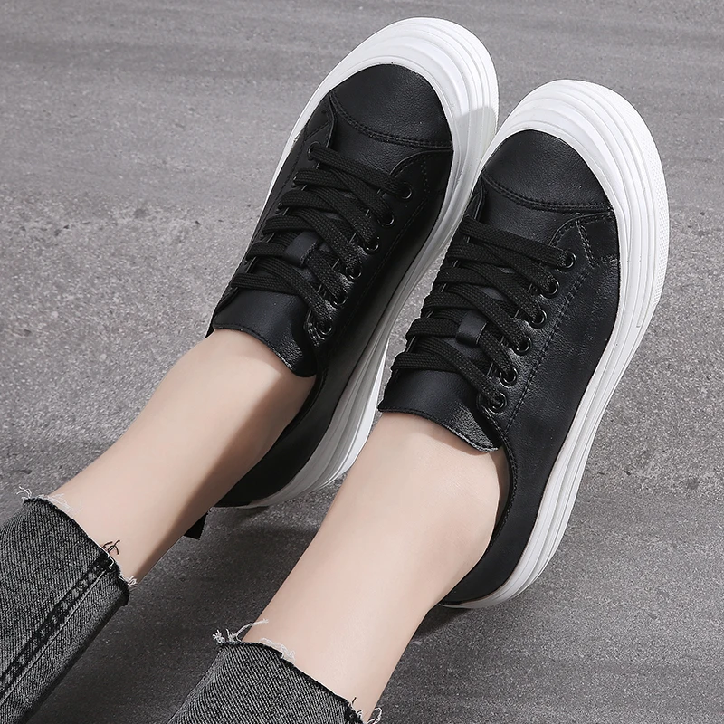 Женские теннисные туфли удобные дышащие черные или белые кроссовки на платформе
