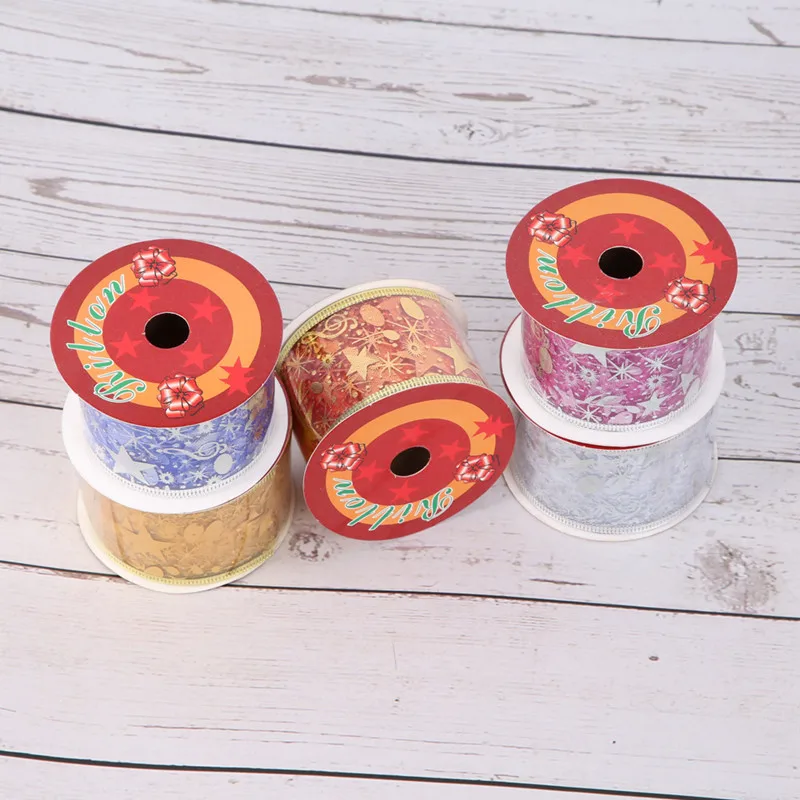 Красивые рождественские ленты с проволокой и пятиконечной звездой украшенные