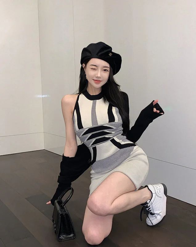 

Узкая черная вязаная блузка с геометрическим рисунком