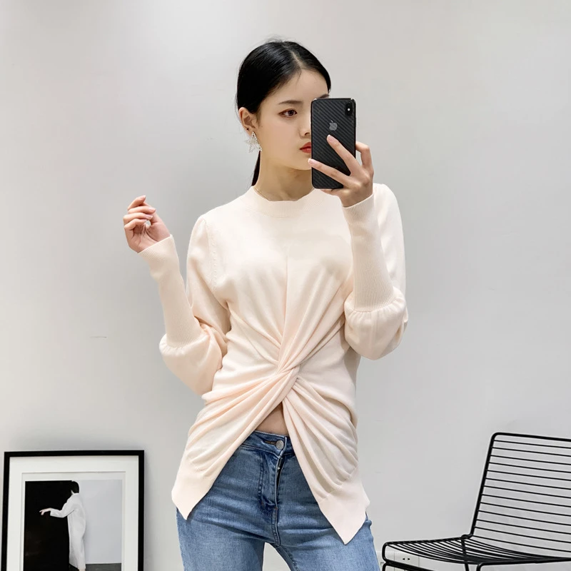 Женский трикотажный свитер TWOTWINSTYLE с О-образным вырезом рукавами-фонариками