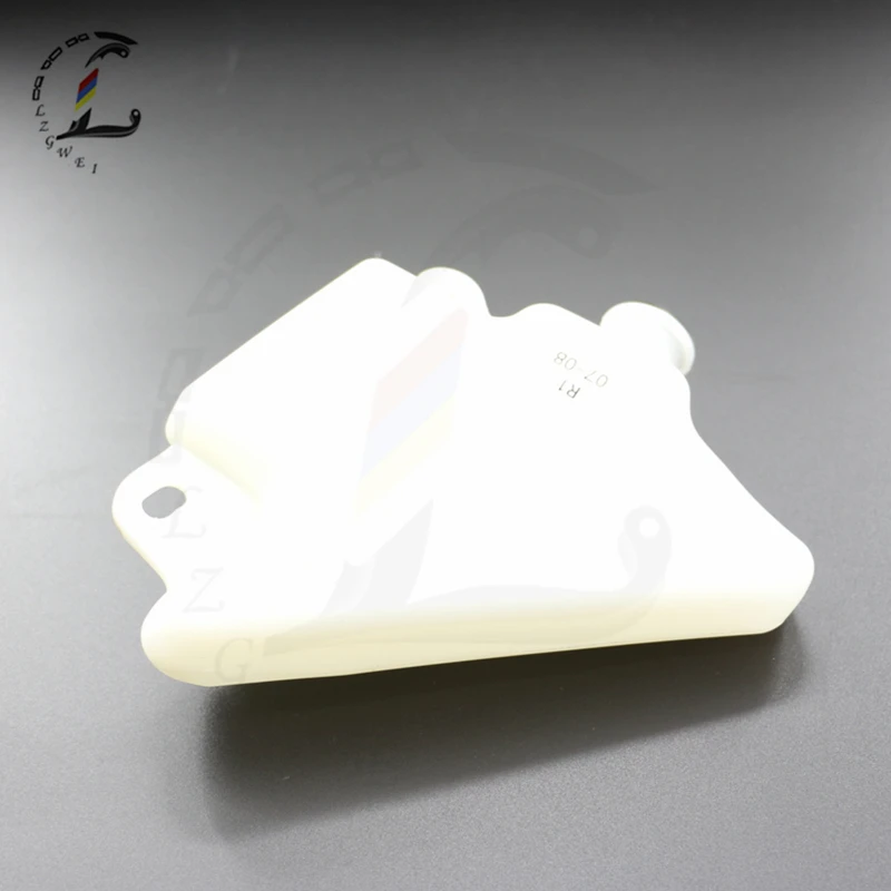 Мотоцикл после рынка охлаждающей жидкости над потоком бутылки перелива