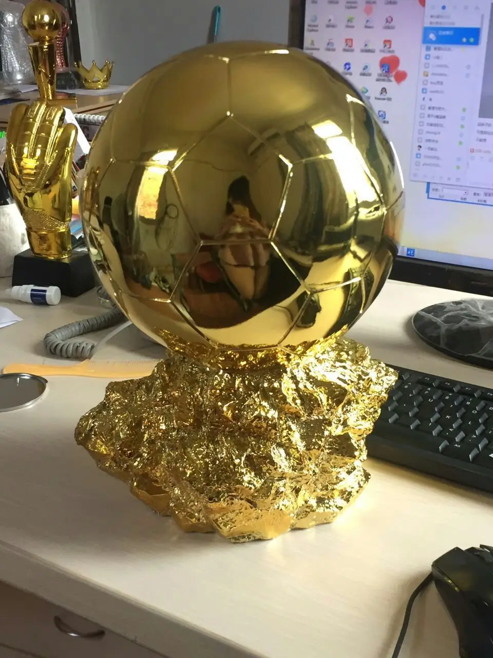 2021 1:1 Real Life size 35cm mr soccer bal Trophy for Sale Resin Best Player Awards Golden Ball Soccer Trophy Mr Football trophy