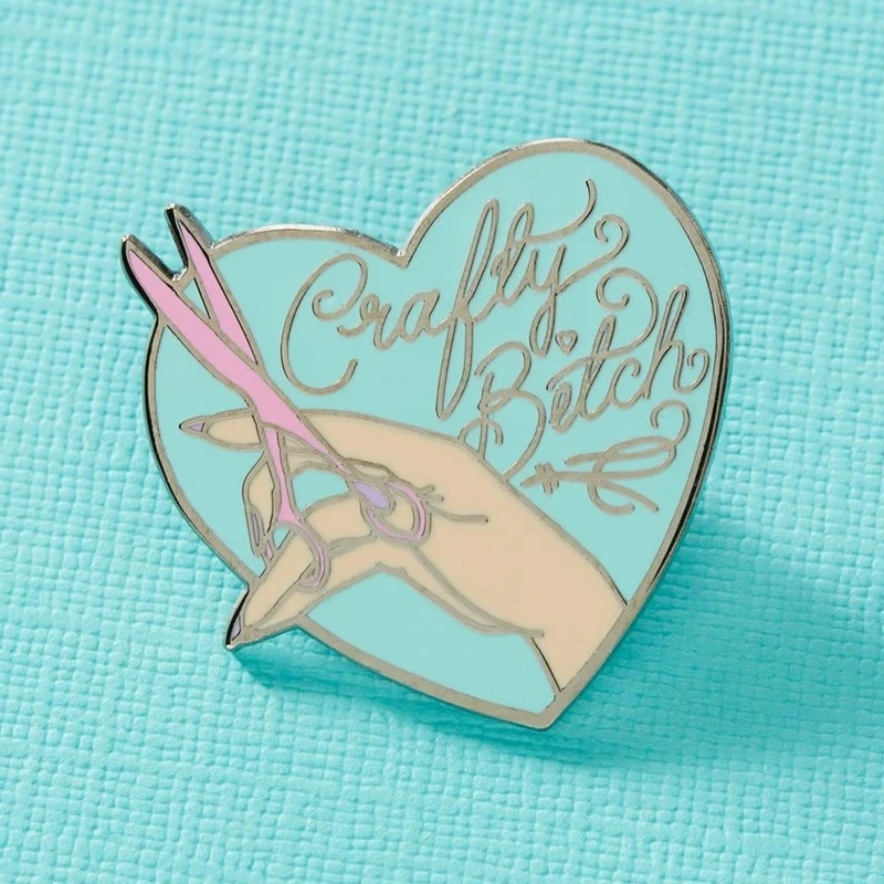 

Sarcasm Stitch Scissor Sister Heart Enamel Brooch Pin Hat Bag Collar Lapel Pins Badges Women Men's Fashion Jewelry Accessories