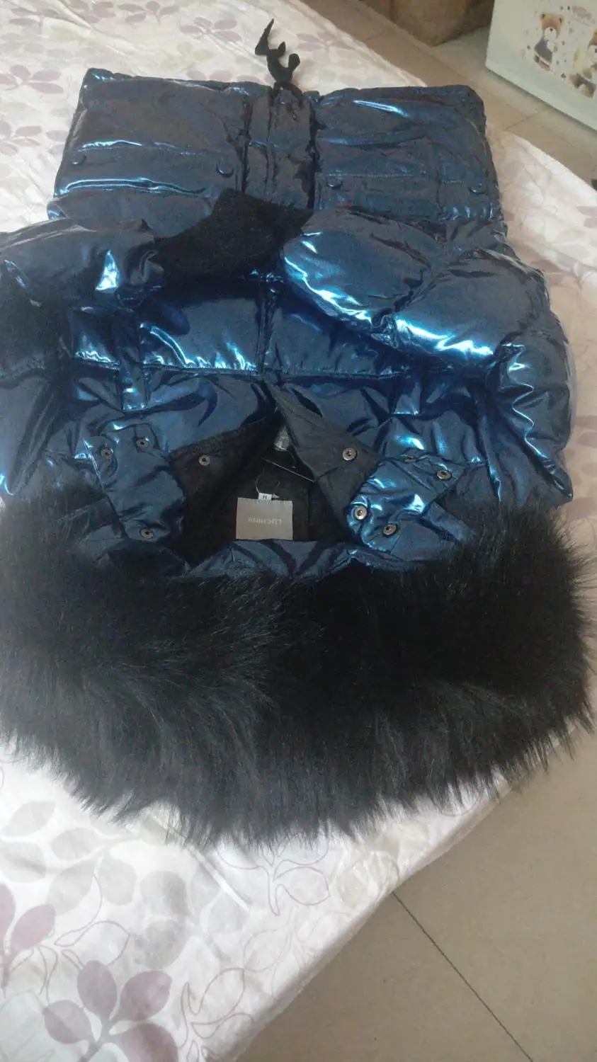 Женская куртка на белом утином пуху с мехом енота зимнее пальто гусиными перьями