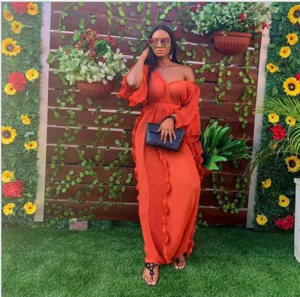 Женское платье с оборками v образным вырезом длинным рукавом и высокой талией