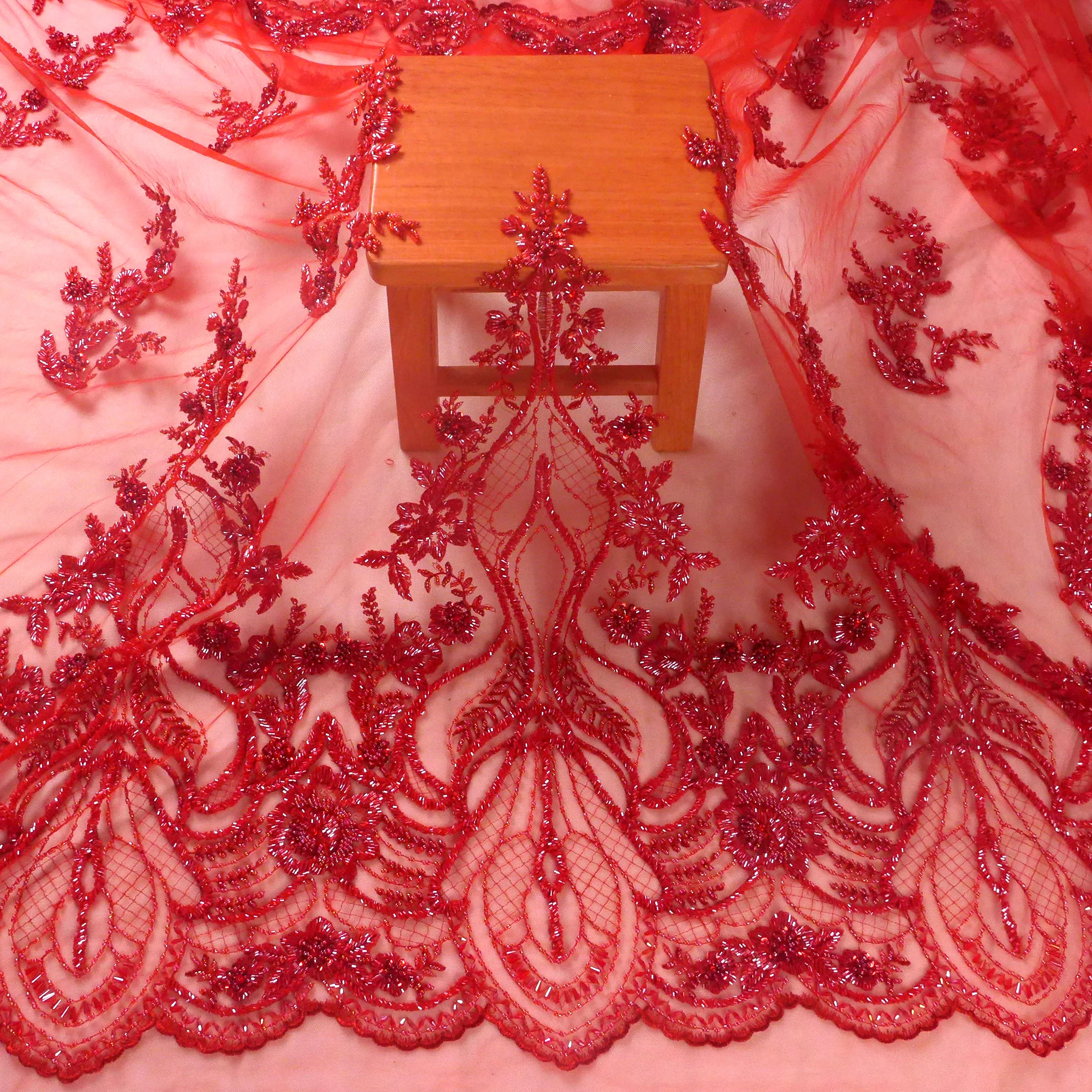 Новое модное красное гипюровое кружево с бисером на сетке вышитое свадебное