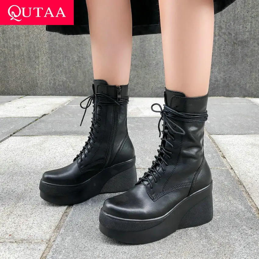 Женские ботинки до середины икры QUTAA черные из коровьей кожи на танкетке шнуровке