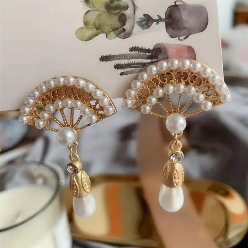 F. J4Z Новые Роскошные Броши для женщин Barroque имитация жемчуга Rhinesetone Tassel Fan образные штифты и серьги Ювелирные изделия Подарки