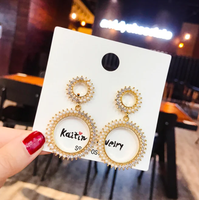 Женские серьги с кристаллами золотого цвета | Украшения и аксессуары