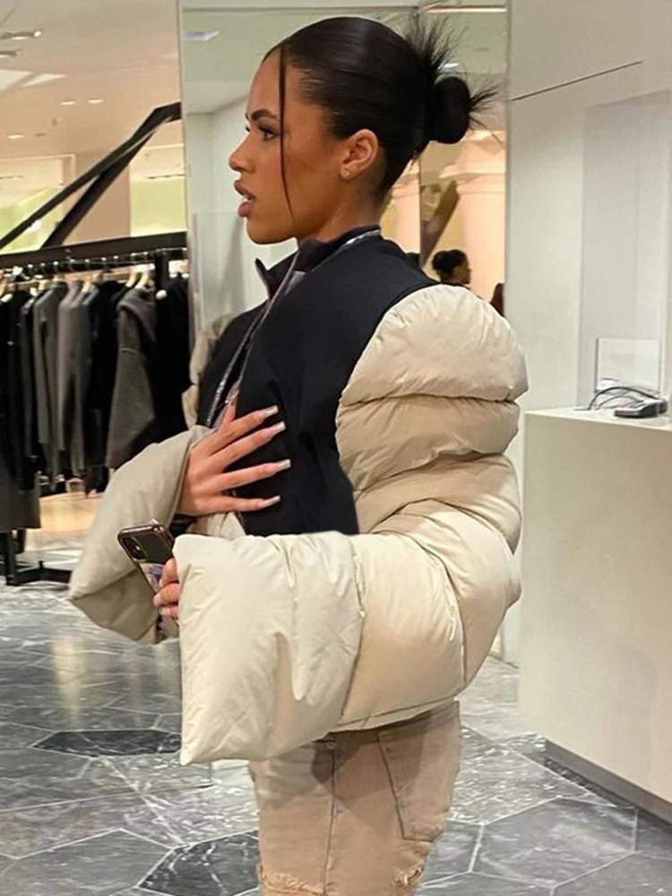 Укороченная Женская куртка черные контрастные утепленные укороченные