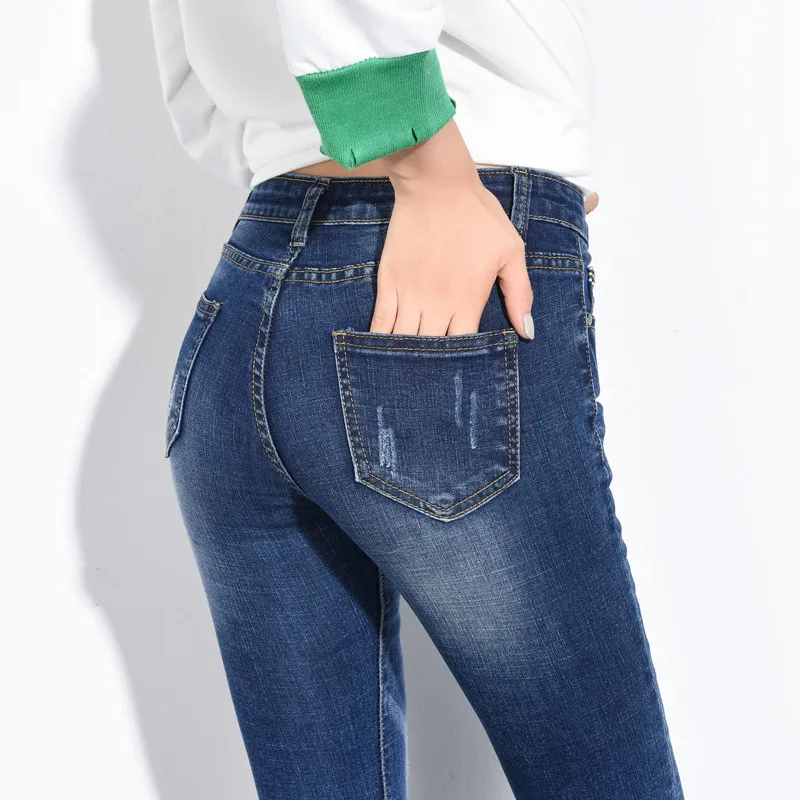 Женские джинсы на весну и осень облегающие однотонные со средней посадкой