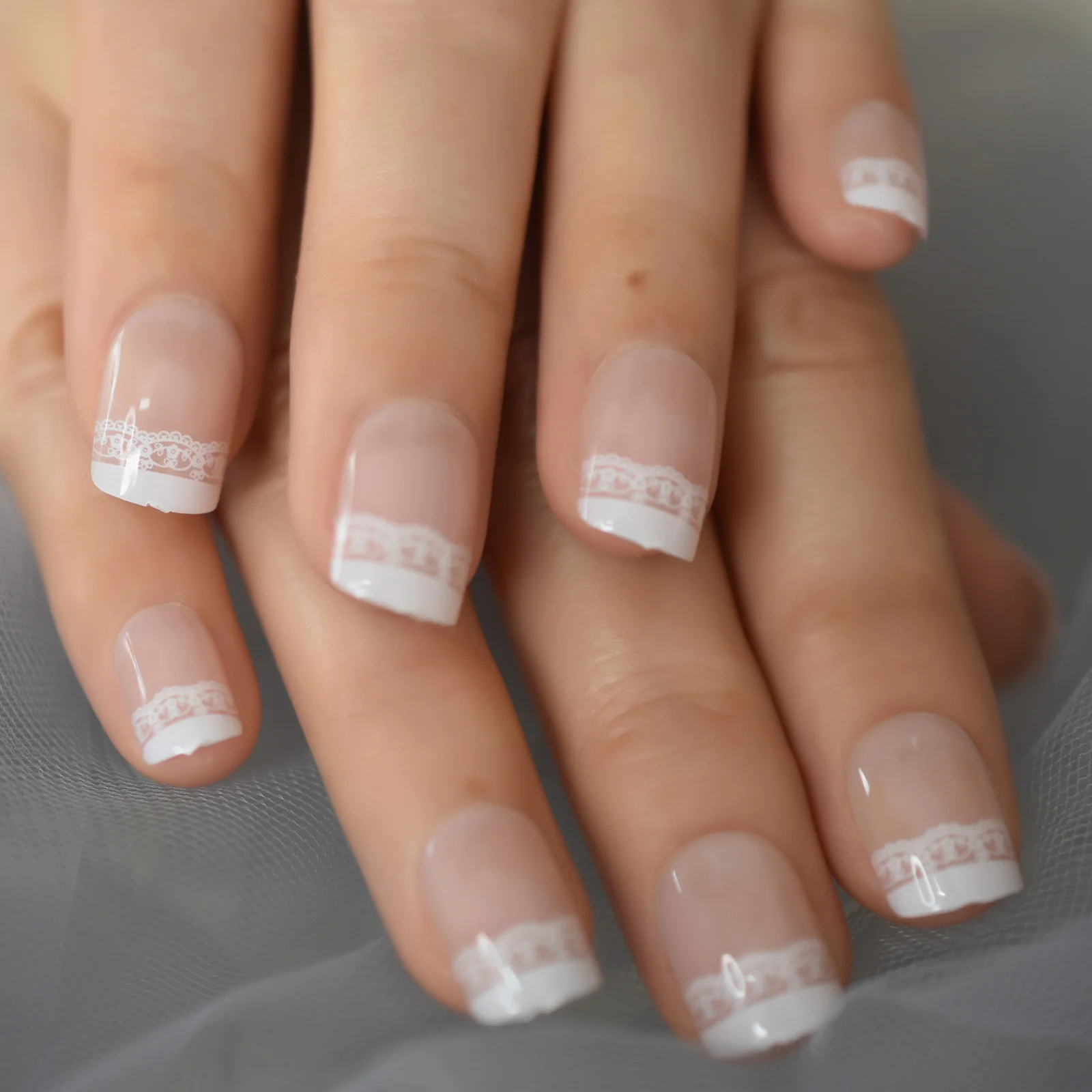 Короткие французские накладные ногти с естественным прессом кружевной узор