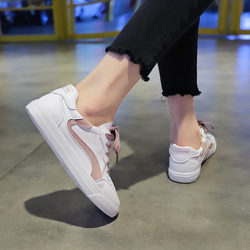 Женская спортивная обувь из белой кожи модная мягкая прогулочная на платформе
