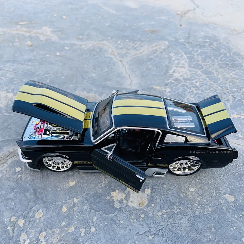 

Maisto 1:24 New hot sale 1967 Ford Mustang GT simulation alloy car model crafts decoration collection toy tools gift