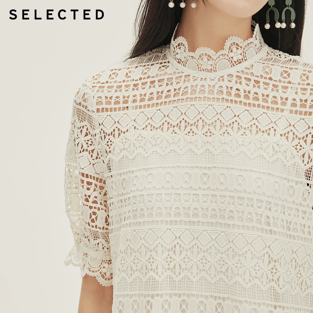 Женское кружевное платье средней длины со стоячим воротником и вырезами модель S