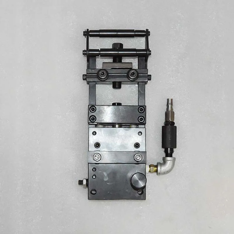 Пневматический питатель с квадратным цилиндром. Простая установка. Клемма для