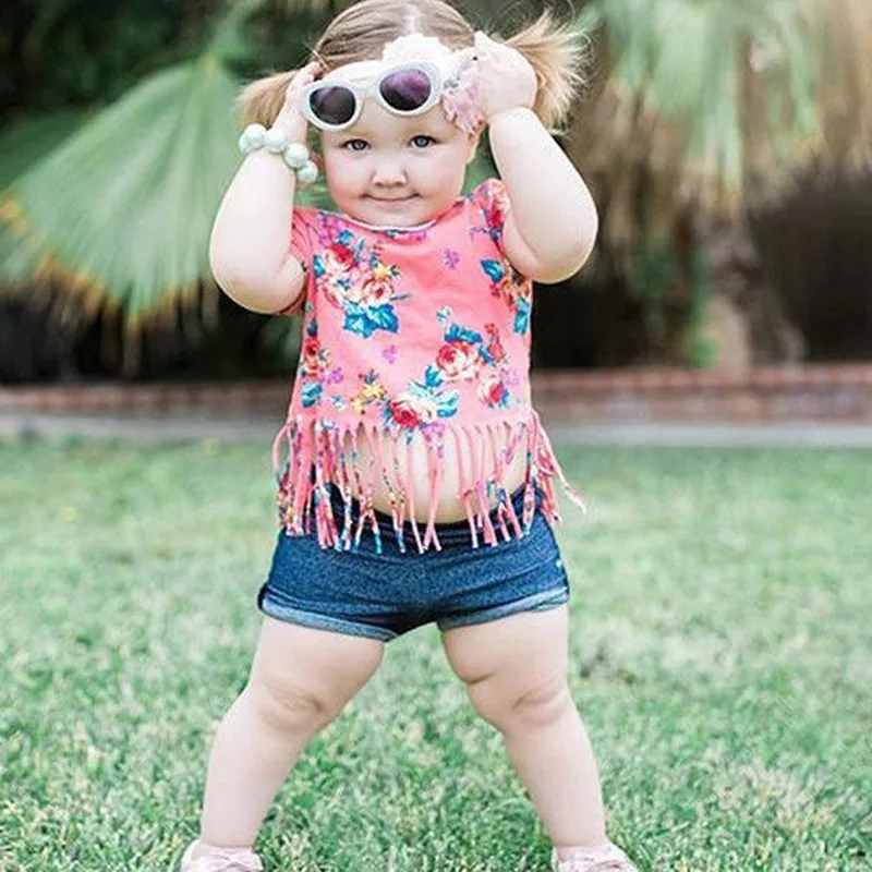 Футболка с короткими рукавами и бахромой для девочек + джинсовые шорты костюм из
