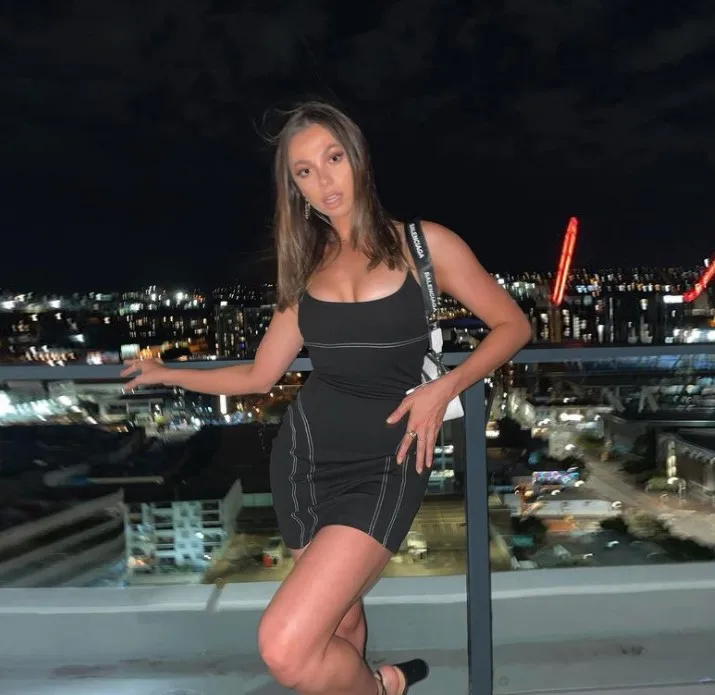 Летнее приталенное платье на бретельках с глубоким вырезом и открытой спиной