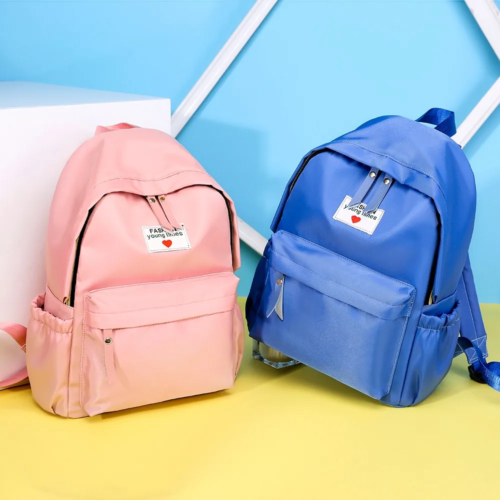 Новые модные рюкзаки студенческие являются многоцветные и доступны для мужчины