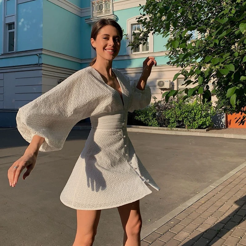 Винтажное короткое платье с глубоким v-образным вырезом однотонное Белое