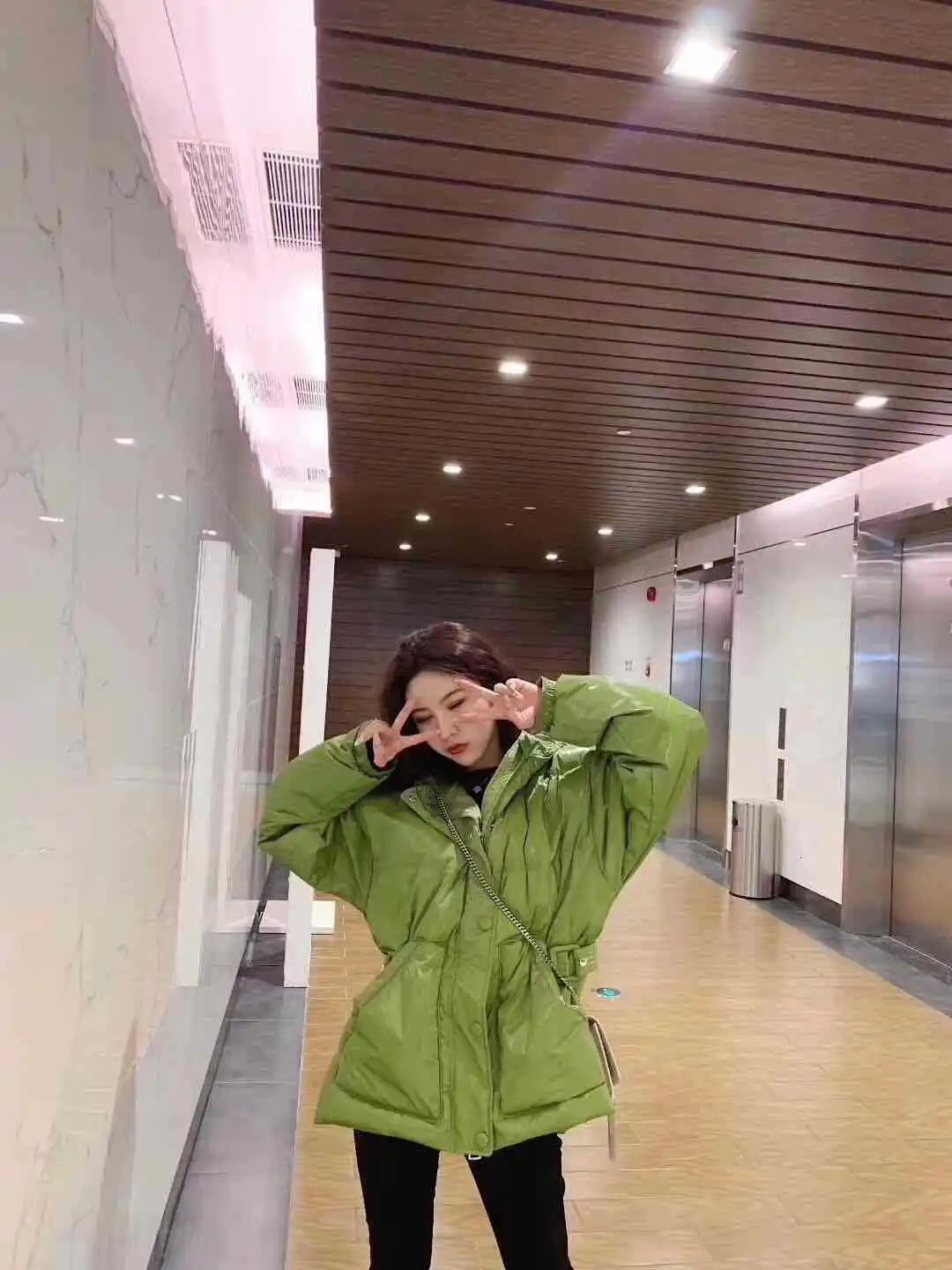 2019 г. легкие куртки-пуховики из лакированной кожи женские короткие платья с милой