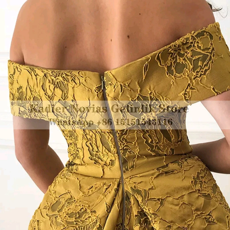 Женское длинное вечернее платье золотистое и желтое с открытыми плечами