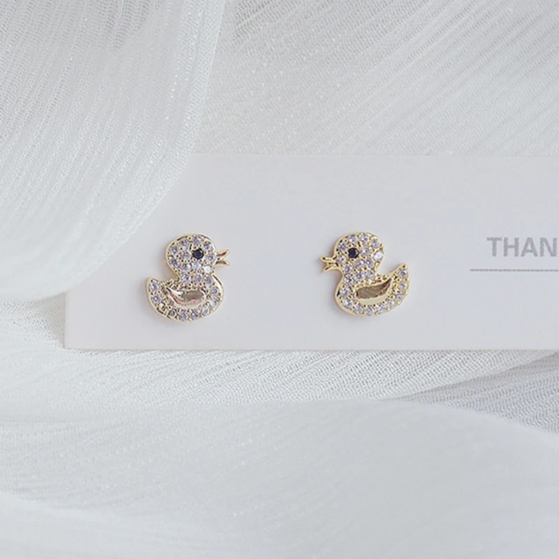 

Simple Cute Shine Tiny Duck Women Earring Creative AAA Bling Zircon Funny Feminia Stud Earrings Daily Wedding Jewelry Pen;dant