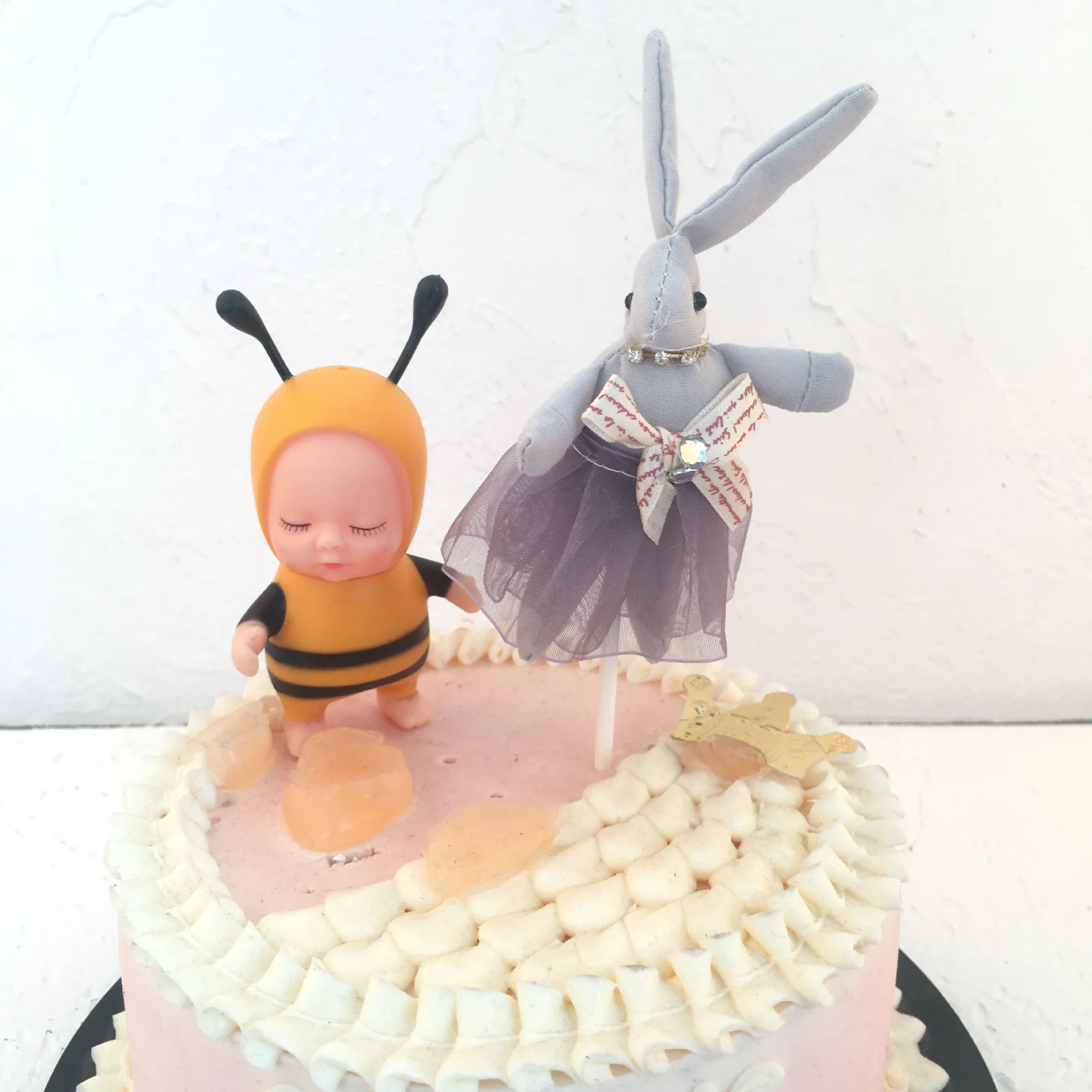 Торт фигурки жениха и невесты С милым бантом меховым помпоном в форме кролика