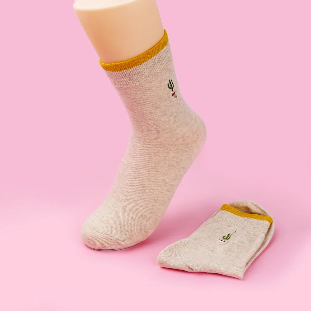 Новые женские носки средней длины с вышивкой в Корейском стиле забавные осенне