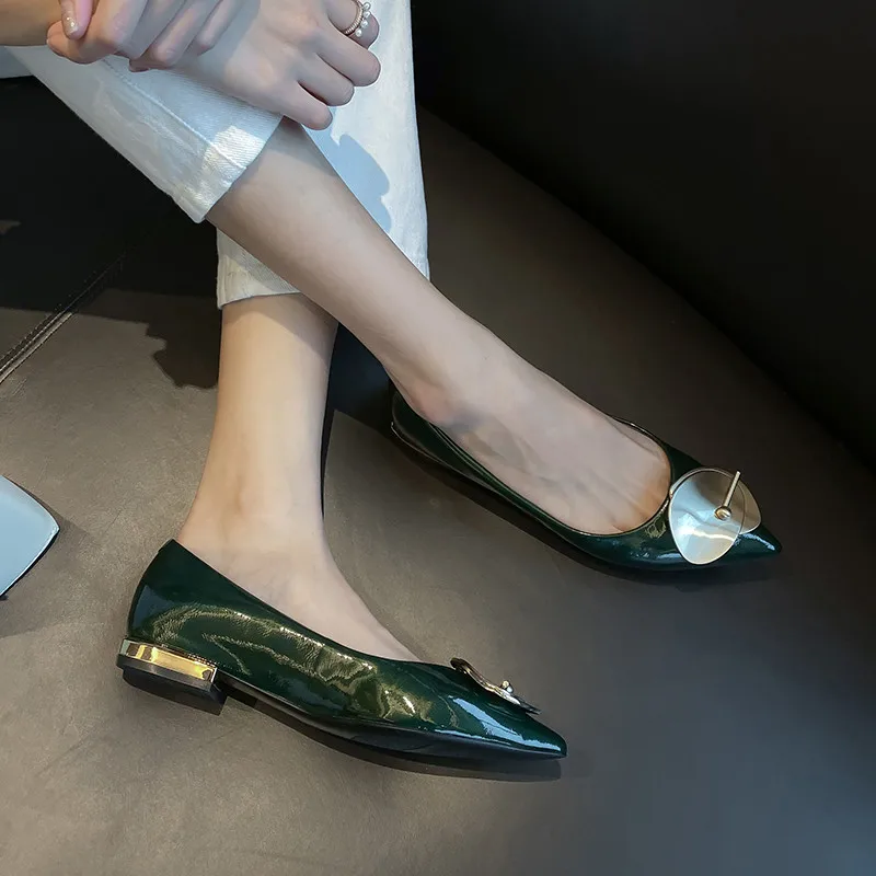 Женские лакированные туфли FEDONAS черные из коровьей кожи с острым носком на