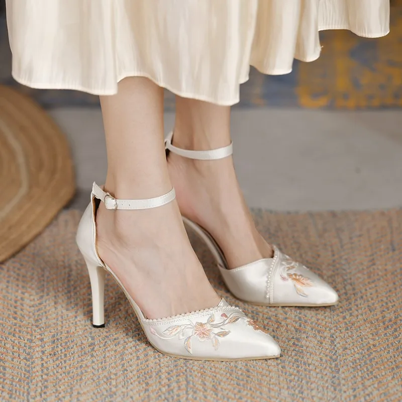 

2021 New Summer Heels Women Fashion Design Flower Embroidered Women Sandals Strange High Heels Ladies Sandals Pointed Toe Shoes