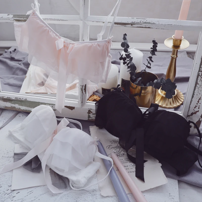 Двухслойный комплект с бюстгальтером и трусиками оборками мягкое нижнее белье