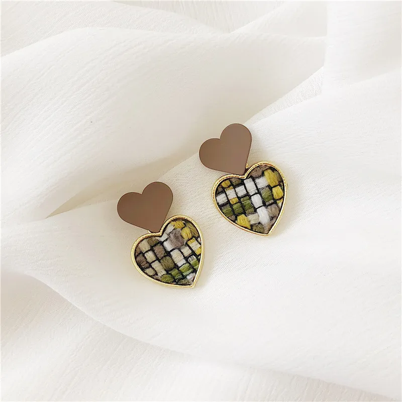 Джокер в стиле ретро вязаные серьги гвоздики форме сердца с матовой текстурой