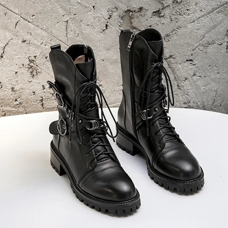 Женские короткие ботинки из натуральной кожи с металлическим украшением | Обувь