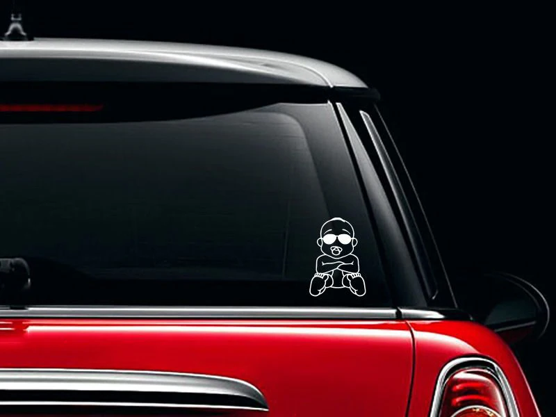 Детский с соской сидящий на полу руками перекрестный автомобиль наклейка дверь