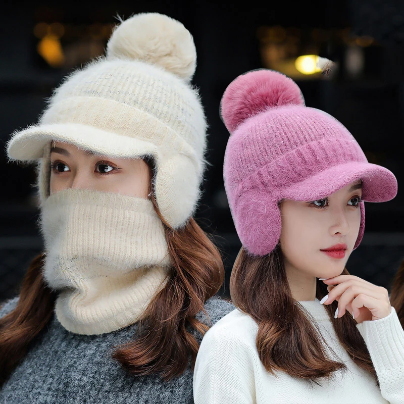 Женская зимняя шапка с ушами теплая вязаная козырьком мягкая удобная модная